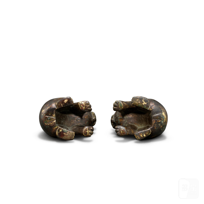A pair of gilt-bronze seated Buddhist lions, Late Tang dynasty | 晚唐 銅鎏金坐獅一對 - 图3